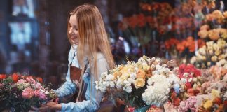 Nainen töissä kukkakaupassa